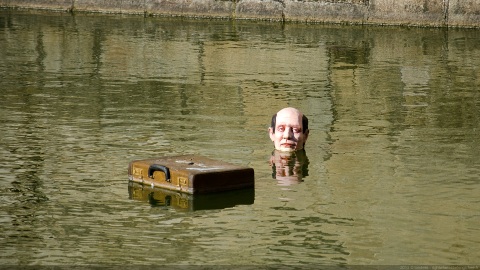 Drowning men ?